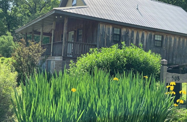 Billie’s Bunkhouse~Quiet location close to town!