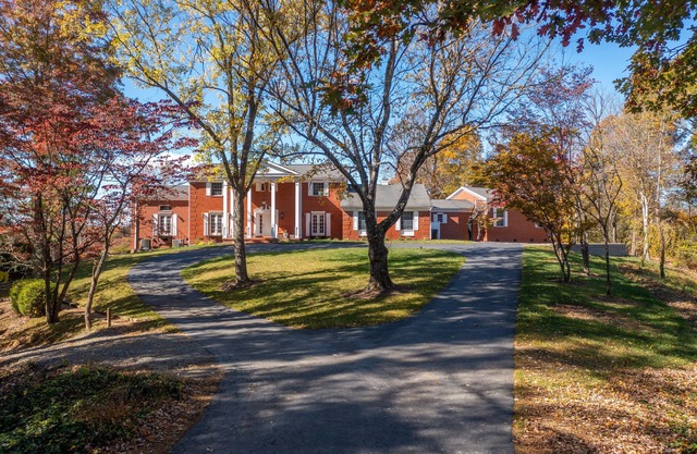 BillsMore Estate! 9 acres with amazing views & trails. 11 minutes to downtown