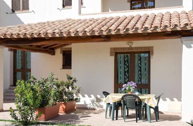 Bilocale 3 Torre di Barì with covered veranda and outdoor furniture