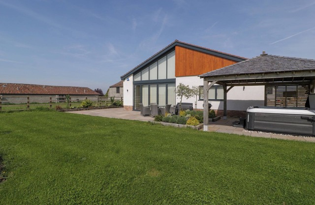 BILSHAM MEADOWS, family friendly, luxury holiday cottage in Aust
