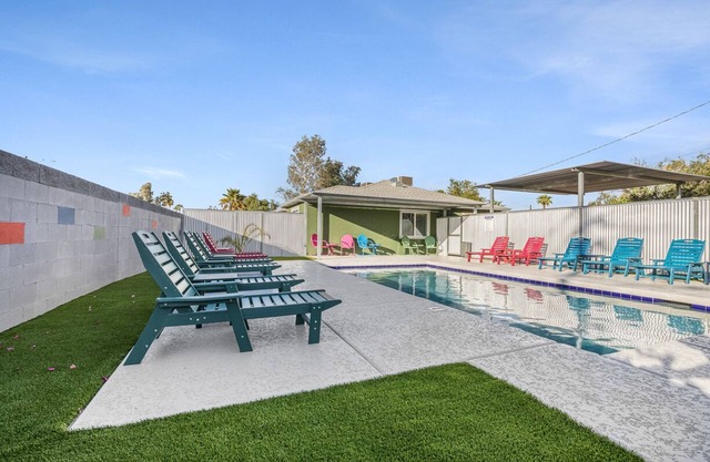 Biltmore Bungalows Triplex w/Heated Pool, Carports, 9 Smart TVs, W/D, Fast WiFi