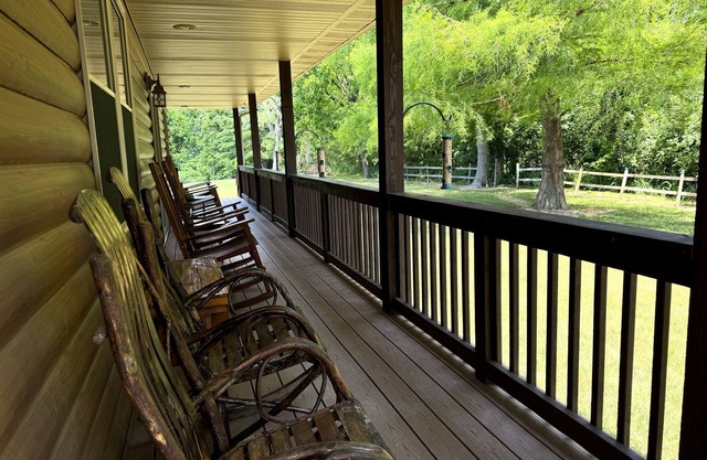 Binion Lodge: Wooded Privacy Near Lake Shelbyville