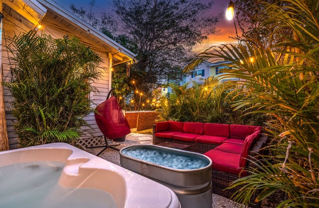 Bio-Hackers! Beach 1 Mile, Cold Plunge, Sauna, Hot Tub, Xbox, Walk to Downtown!