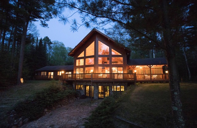 * NEW LISTING * BIRKE BRAE-Amazing House am Big Lake, umgeben von Wäldern und Kunst