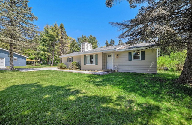BIRCH COTTAGE - Modern Lake House w/ shared Frontage on Thayer Lake