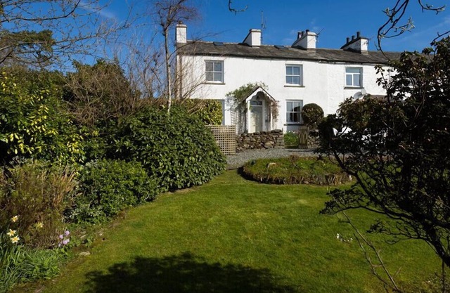 BIRCHMILL COTTAGE, pet friendly, with open fire in Kendal