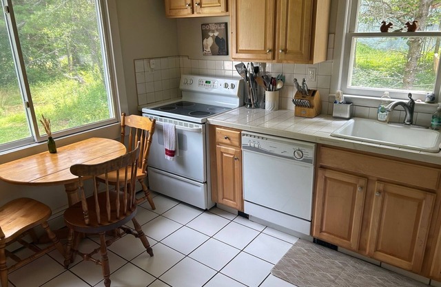 Birchwood Cottage - Scenic Valley Getaway