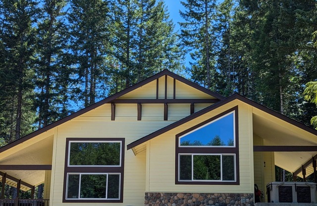 Bird House: Cozy duplex studio apartment with AC, WiFi in peaceful Packwood.