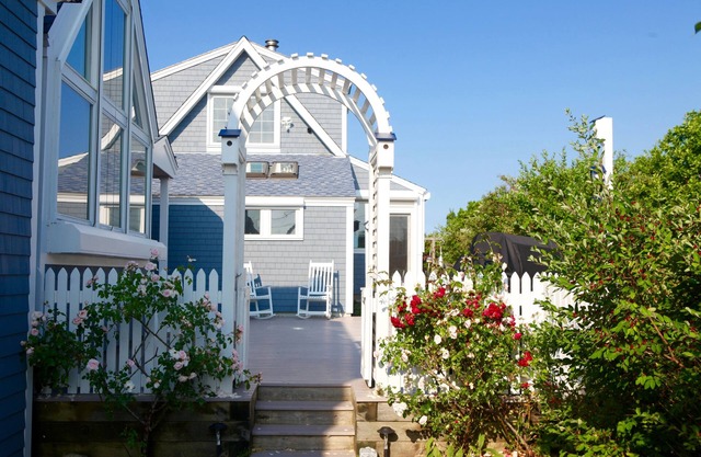 Vogelperspektive von Cape Cod Bay. Haus am Wasser mit privatem Strand.