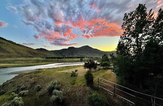 Bird's-Eye view of the Yellowstone River. 1 mile from Yellowstone Hot Springs!
