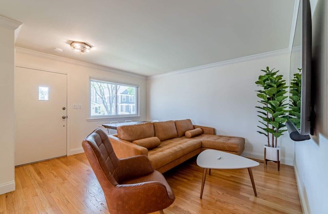 Birdhouse Bham ★ 86" TV ★ Sonos Spkrs ★ Massage Chairs ★ Desk ★ Retro Arcade