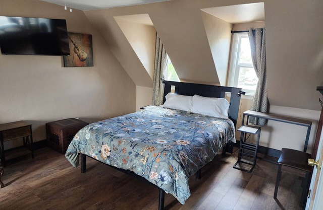Birdhouse, Cute studio Apartment, Pets Welcome, Central, walk to greenbelt