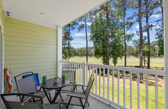 Birdie's Balcony - Golf Views & Poolside Stay