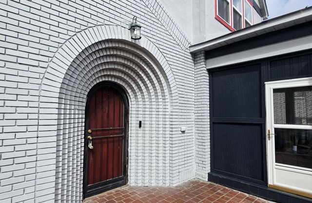 Birmingham's Spacious Uptown Family Retreat