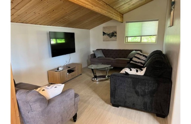 Bishop Aces Apartment