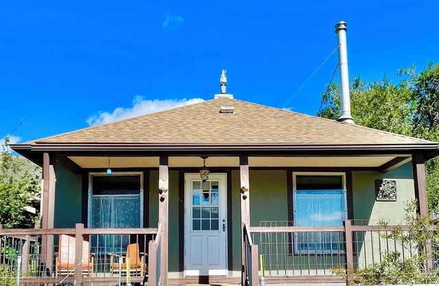 New: Bison Bungalow: views of Yellowstone, 2-bedroom house & WiFi, Gardiner, MT