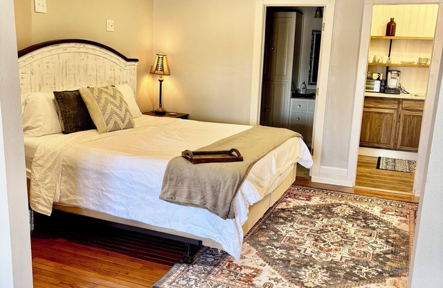 Bison Hall 6, No cleaning fee, 1 block from court square