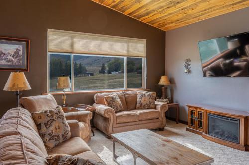 Bison Lodge - Lg Home - 2 bedrooms - less than 5 miles to Yellowstone North Entrance, Sleeps up to 8