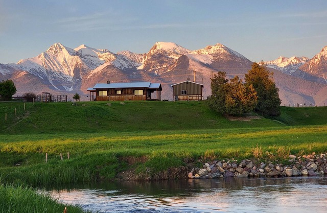 Bison Range 15 minutes away! Cozy Cabin w/Beautiful Creek & Mtn Views!