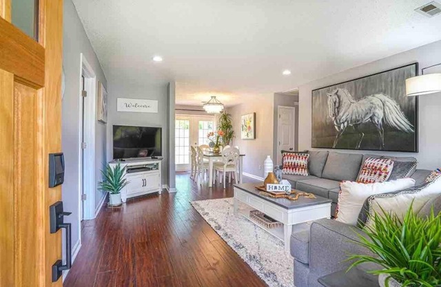 ‘Bit-O-Glam’ Welcomes You! Beautiful 3 Bedroom 2 Bath Home!