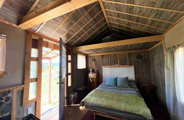 Bitterroot Cabin near Hot Mineral Soaks!