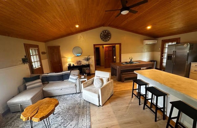 Bixby Cove 4-bedroom cottage with AC in Porum and plenty of outdoor space!