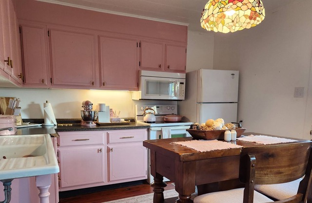 Bizzys Bungalow, 2 bedroom with wifi and golf cart