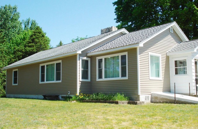 CUTE TORCH SEE COTTAGE nur nördlich von ALDEN mit TORCH LAKE FRONTAGE