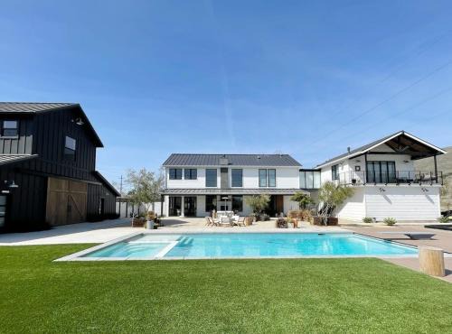Black Barn Ranch 25 Acres Wpool Near Downtown