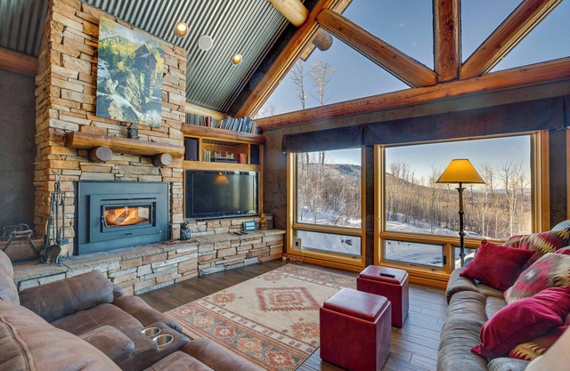 'Black Bear Cabin' Near Skiing & Hiking!
