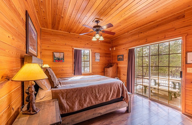 Black Bear Cabin-onsite "bear hunt" & playground, game room, kitchen AC & heat