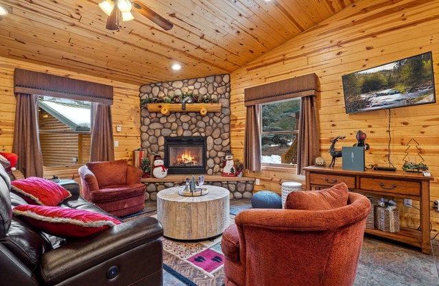 Black Bear Chalet (Cabin 105)