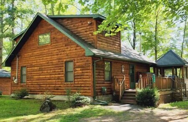 Black Bear Cottage-Hot Tub, Pet Friendly!