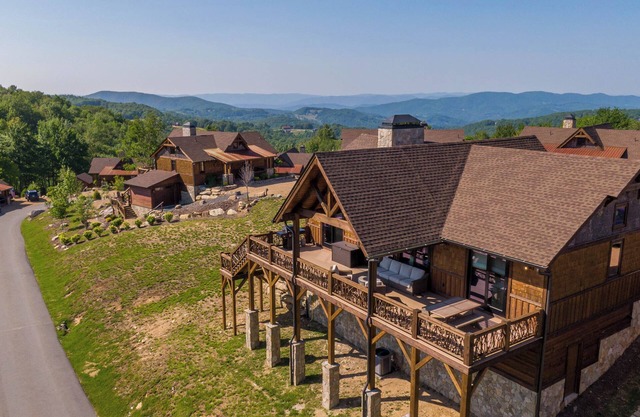 Black Bear Den at Eagles Nest -Camp Year Round Mountain Views, Gas Log Fireplace, walk to courts