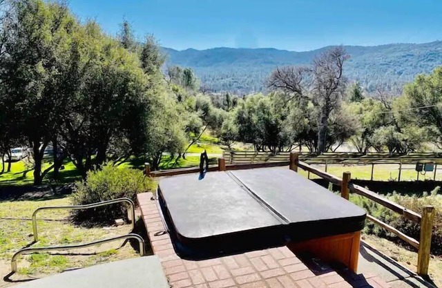 Black Bear Suite/Hot Tub/Sleeps 4/affordable!