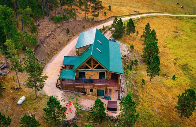 Black Hills Getaway - Alpine Prairie Lodge - Schöne Blockhütte auf 8 Hektar.