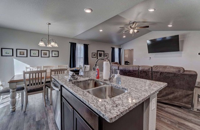 Black Hills View * Game Rooms * 5 TV’s