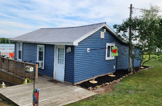Black Lake Cottage Waterfront 2 BDR, lake access