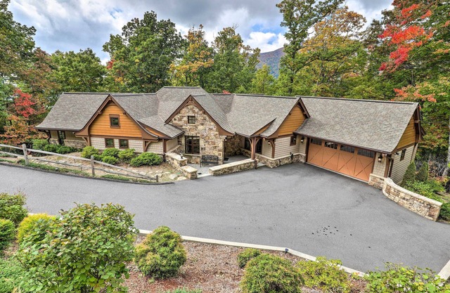 Black Mountain Lodge: Stunning Mountain Lodge near Asheville--with Breathtaking Views!