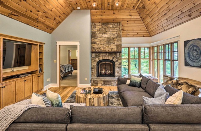 Black Mountain Retreat w/ Patio & Mtn Views!