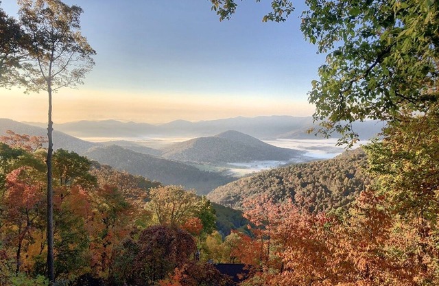 Black Mountain Retreat: Newly Renovated Luxury, Game Room, VIEWS, Hot Tub