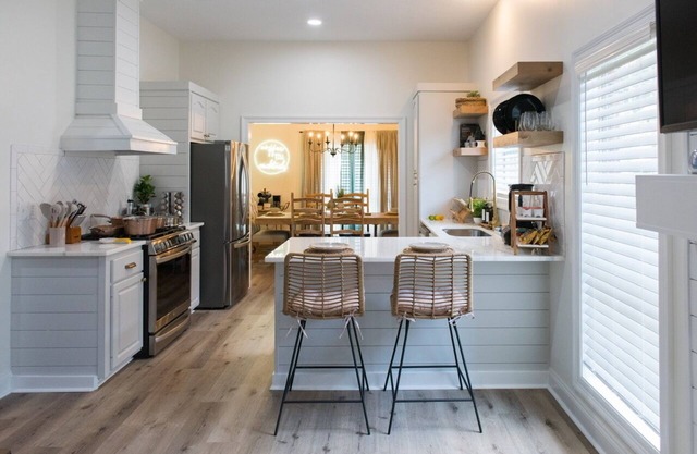 "Black Pearl: Luxury Home, Near Amenities, Sleeps 6"