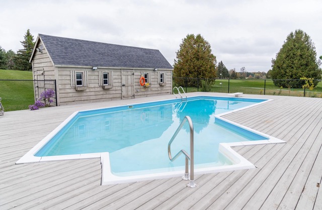 Black Water Golf Villa, Jackson's Point Harbour is 10 min drive