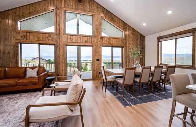 BlackBeary Cabin on Bear Lake | Hot Tub | 2 LRs