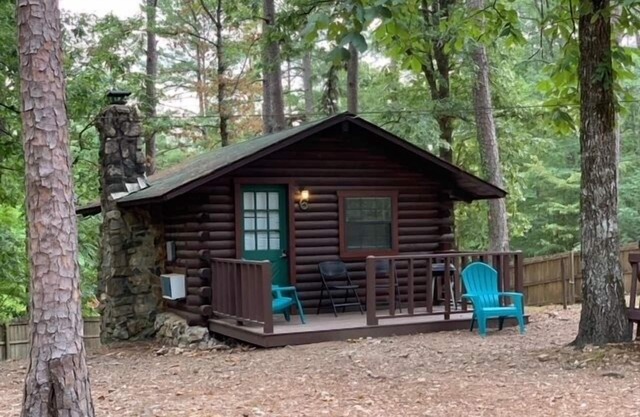 Blackberry Bungalow 1 Room cabin, Sleeps 4 with Stocked fishing Pond.