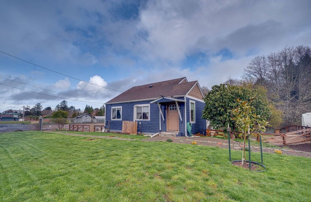 'Blackberry Cottage' w/ Yard Near Westport & Beach