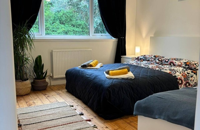 Blackley Rustic Gem: A Manchester Suburb Hideaway. 3 bedrooms, pets friendly.