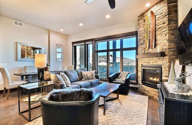 Blackstone Beauty. Modern Condo, Walk to Slopes-AC-Hot Tub-Pool-Fitness Room!