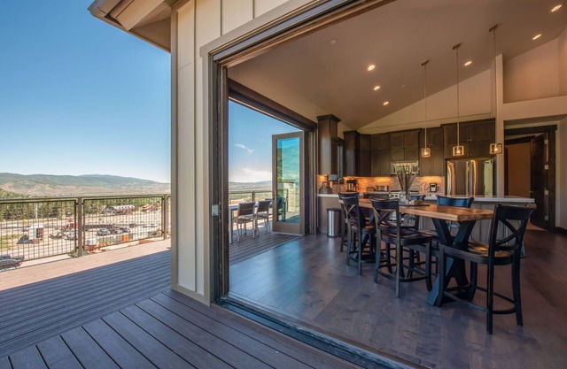 Blackstone Freemont Grand - Stufen zum Aufzug, großes Penthouse-Eckgebäude mit umlaufendem Deck, herrliche Aussicht, mehr - brandneu