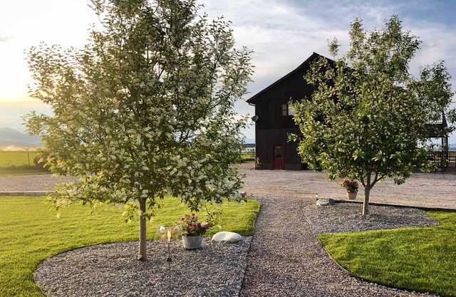 Blacktail Inn & Stables